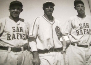 Horacio Martínez, izquierda, Tetelo Vargas, centro y Loro Escalante, tres glorias del beisbol dominicano. La Nación, abril 16, 1942.